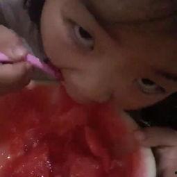 小孩吃瓜伤感视频,小孩吃瓜伤感瞬间引共鸣
