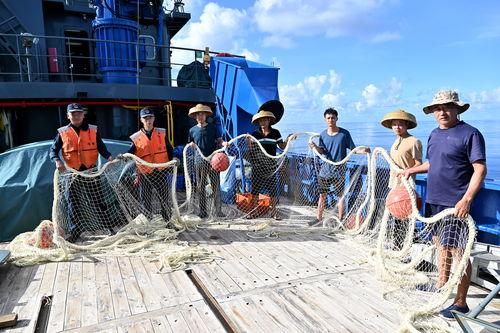中国渔民吃瓜图片,欢乐吃瓜场面引网友热议